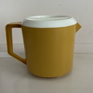 Vintage 70s Rubbermaid 1.5 Quart Plastic Pitcher